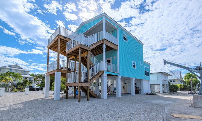 Breezeswept Beach Estates Maison | Open deck on 3rd floor to Tan & Stargaze. Ocean views, Quick Access to Water.