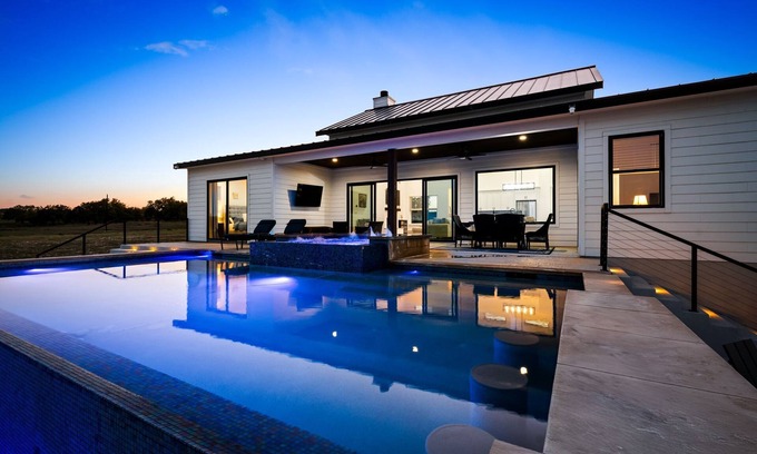 Johnson City Maison | NEW Pool, Hot Tub, Fire Pit, Views on 10 acres, 5 mins from DT Johnson City!