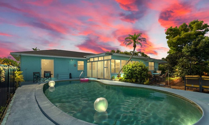 Bradenton Maison | NEW! Private Pool - Near AMI - IMG -Turntable - Piano- Tropical Oasis