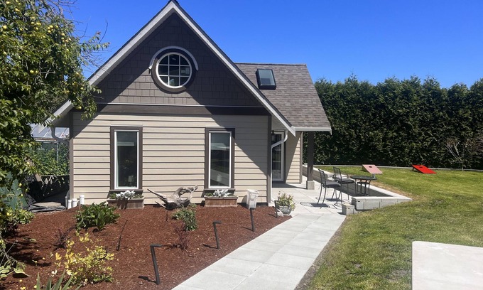 Colwood Maison | New, Quiet, and Bright private detached house with AC.