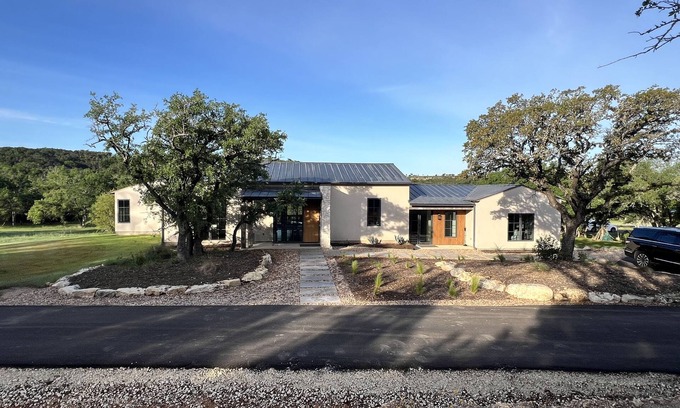 Johnson City Station Balnéaire | New Ranch home~ in Johnson City, TX Hill Country Rustic Modern Hacienda