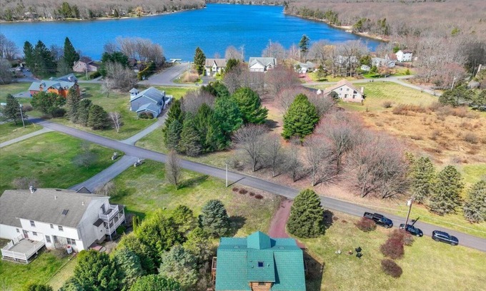Jim Thorpe Cabine | New Rates!! Lodge at Bear Creek Lake, 6 miles to Jim Thorpe. Sheets included.