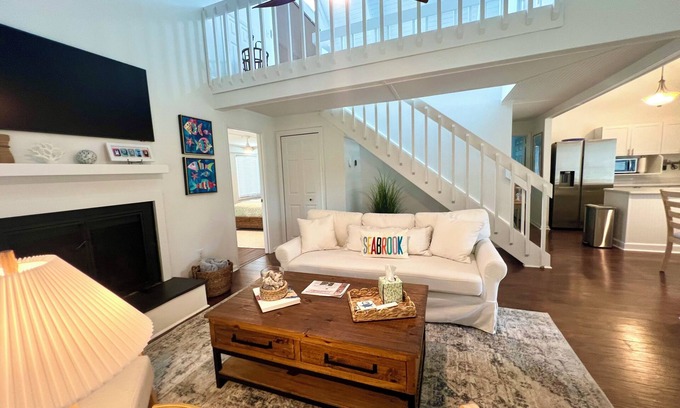 Seabrook Island Cottage | New. Refined beach sanctuary under ancient oaks. Super clean.