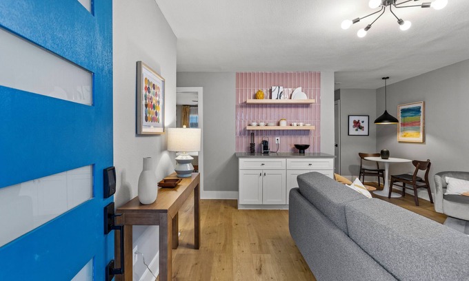 Washington Ave./ Memorial Park Maison | NEW Remodeled Heights Luxury/High End/King Bed/Walk to Trail/Sleeps 4