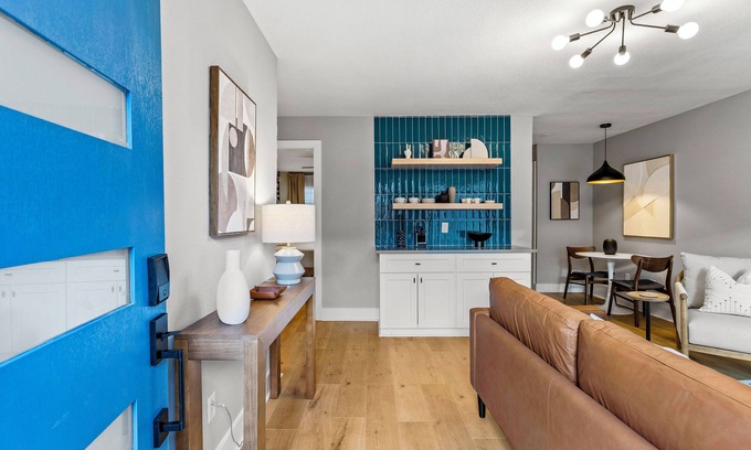 Washington Ave./ Memorial Park Maison | NEW Remodeled Heights Luxury / High End / King Bed / Walk to Trail / Nespresso