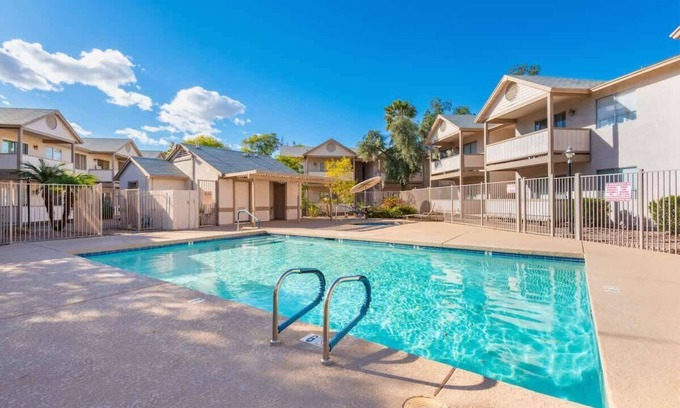 Sunset Copropriété | *NEW* Remodeled Tempe Pool View Condo Walk to Mill