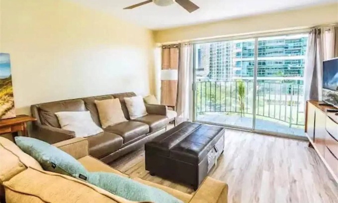 McCully - Moiliili Appartement | NEW RENO 2 apts fit 12! 2 car parking, pool & more