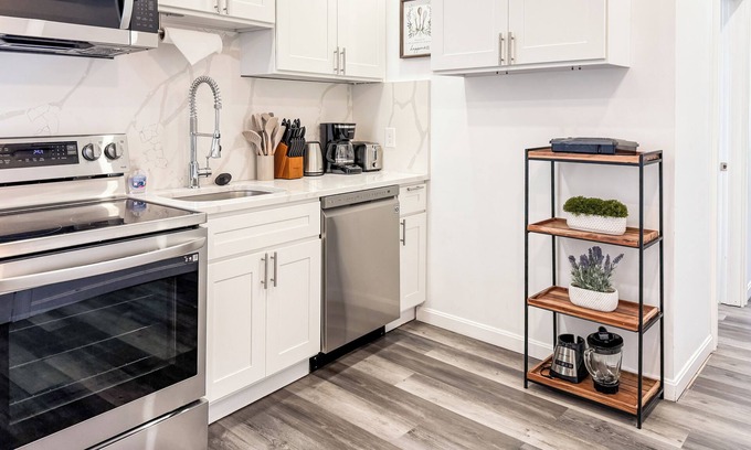 South Boston Appartement | New Reno! 3 Beds, in unit Washer & Dryer, Southie!