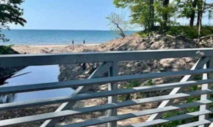 Angola on the Lake Maison | NEW!!! Renovated Beach Cottage, 0.4 mile walk to beach!