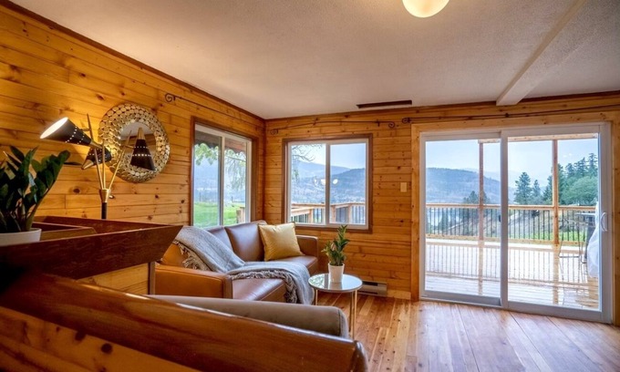 Okanagan-Similkameen Cabine | New! Renovated Pickers Cabin with beautiful views !