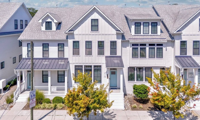 Northeast Virginia Beach Maison | New Rental | 4 BR | Group-Friendly Townhouse | Arcade Games | Beach 5 Min Walk