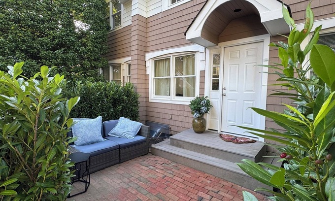 Hampton Bays Maison | New Rental! Prime location in Hampton Bays, 1 Bed/1 Bath Townhome
