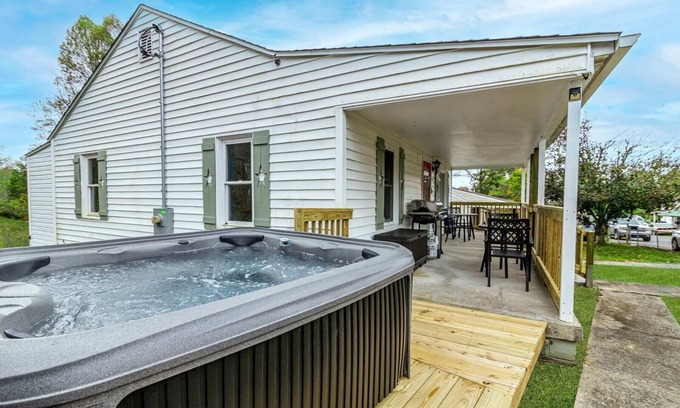 Summerlee Cabine | New River Gorge Cottage w/ Fire Pit, Grill & Games