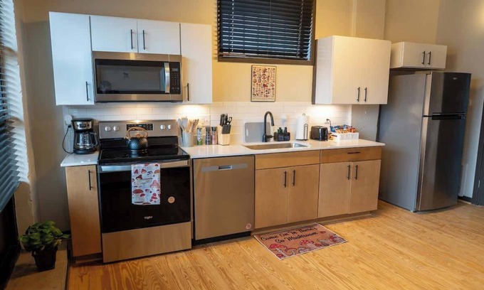 Martinsville Appartement | Newly Renovated 1 Bedroom apartment in uptown - safe - walkable