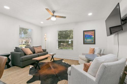 Courier City - Oscawana Appartement | NEW SoHo Sanctuary - Gorgeous Apartment Steps to S Howard Ave with Fenced Yard