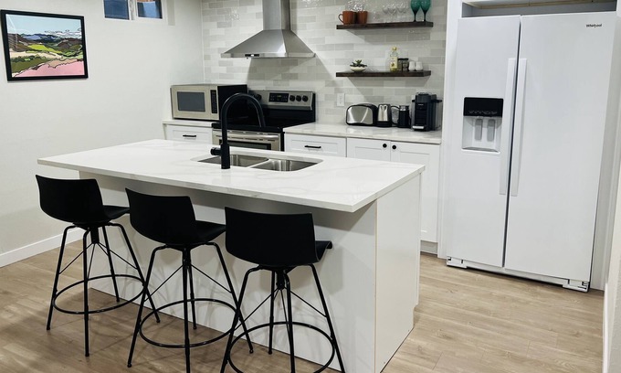 Edgewater Maison | NEW spacious 1 Bedroom suite near Sloan's Lake