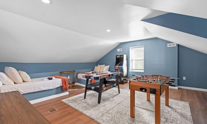 Pittsburgh Maison | NEW! Stunning 4bd, near stadium, hottub, Mini golf