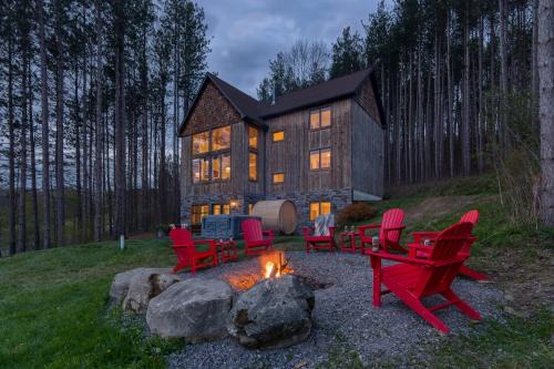 Ellicottville Chalet De Ski | New & Stunning Chalet! Reno'd, Hot-Tub, Barrel Sauna, Slope Views, Fire Pit
