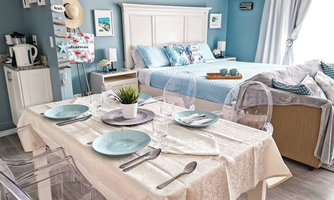 Williams Town Copropriété | NEW Stunning Ground Floor Beachfront Studio in Coral Beach, Grand Bahamas