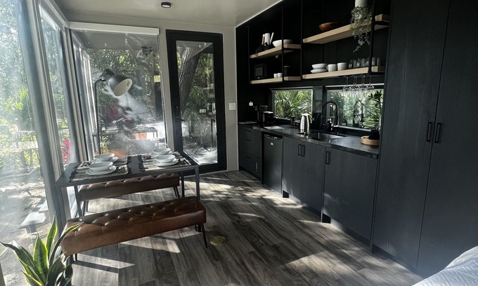 Seybold Cottage | *NEW Stunning minimalist tiny home in the city! Modern and stylish!