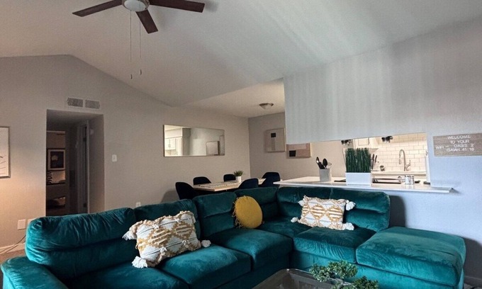 South Lamar Appartement | NEW Stylish SoLa Oasis - Pool View, Gym+ Office
