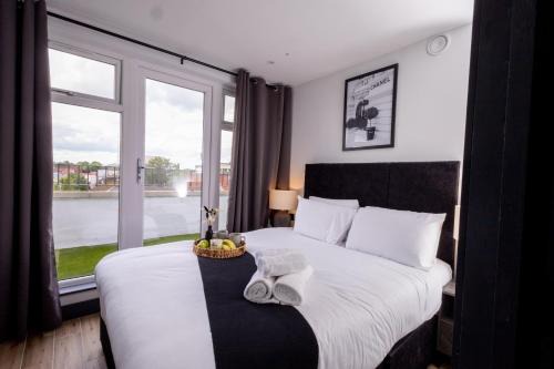 Borehamwood Appartement | New Stylish Top-Floor Flat with Balcony and Parking - 20 Min Link to Kings Cross