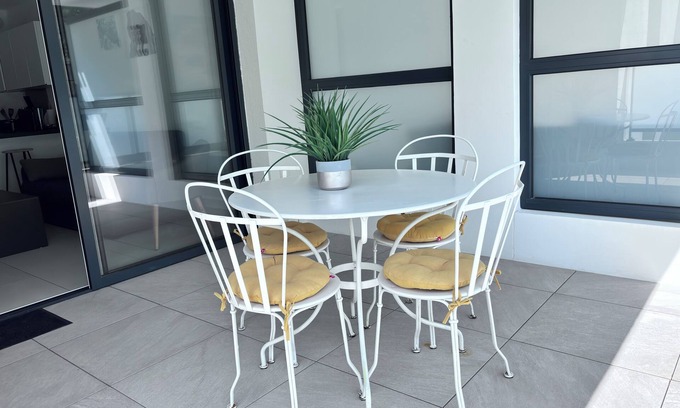 Saint-Cyr-sur-Mer Appartement | New T2 500 m from the beach, beautiful terrace, parking, in absolute calm