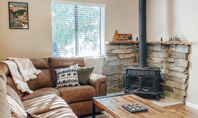 Twain Harte Cabine | New! Terrys Treehouse | Dog Friendly | Cozy Cabin