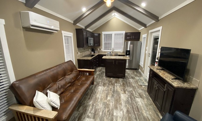 College Station Maison | New Tiny Home 3 Miles to Aggieland Campus!!!