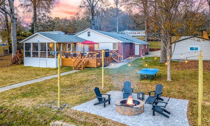 Waterloo Maison | ✨New to VRBO✨ Lakefront Getaway: Fire Pit ~ Dock ~ Games ~ Family & Pet Friendly