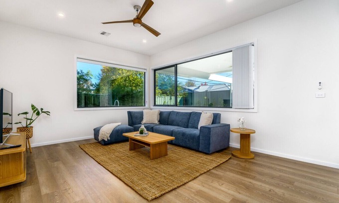Ainslie Appartement | New to VRBO: New 4 bedroom city home with Tesla charger