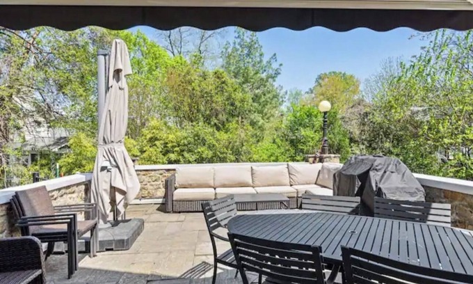 Waverly Hills Maison | New to Vrbo- The Glebe Castle-Sleeps 18-Prime Location-Theatre-Koi-Parking