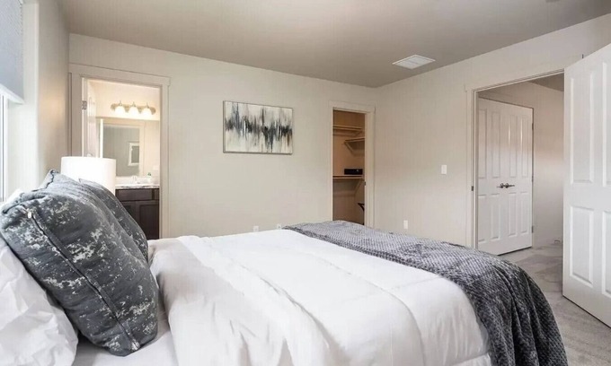Tri-Cities Maison | New Townhouse! Private Yard & Garage 3/2.5 #5750