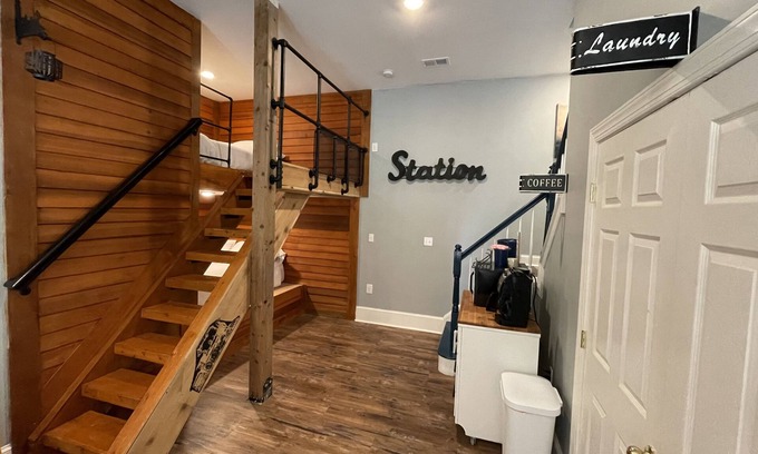 Martinsburg Maison | ►New! Unique Custom Crafted Train Station Lodge W/ private walking trails