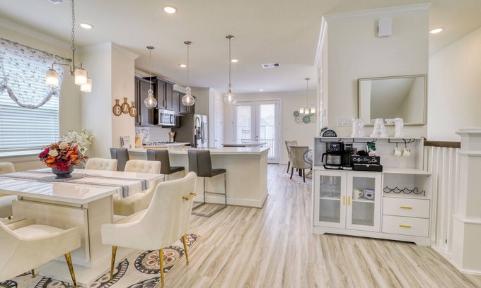 Southeast Houston Maison | New! 3 bedrooms 3 and half baths . Minutes to NRG stadium , HDT and Med center.