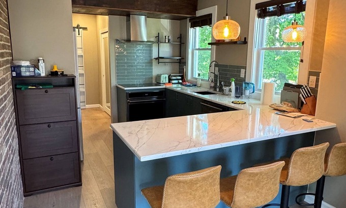 Historic Downtown Appartement | NEW! Urban Oasis, Chic 3-BR 2-BA Corner Unit, Steps Away from NYC!