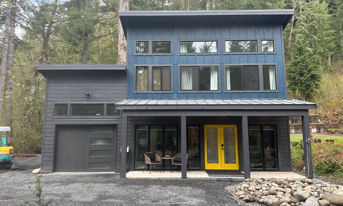 Paradise Estates Maison | New Vacation Home near Mt Rainier. We now have Wi-Fi. We do not allow pets.
