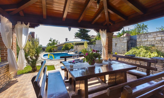 Orihi Villa | NOUVEAU!! VILLA ROY AVEC POLL PRIVÉ EN ISTRIE CENTRALE - DERNIÈRE MINUTE