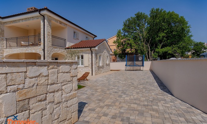 Pinezici Villa | Nouvelle villa en pierre avec piscine, à 600 mètres de la plage, vue sur la mer, endroit calme