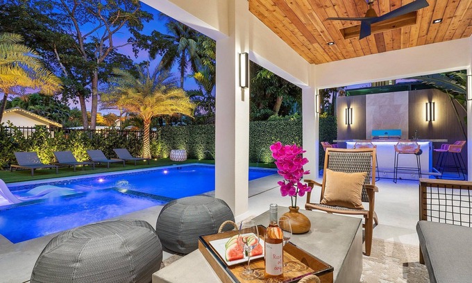 Northeast Coconut Grove Maison | NEW! Vizcaya Salt Water Pool House w Spa & Outdoor Kitchen