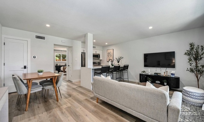 Barton Hills Maison | NEW! Walk to Zilker & Barton Springs! King Bed!