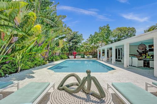 North Corals Maison | New! Waterfront Heated Pool, Fishing Pier, Designer Touches, 2mi to Beach