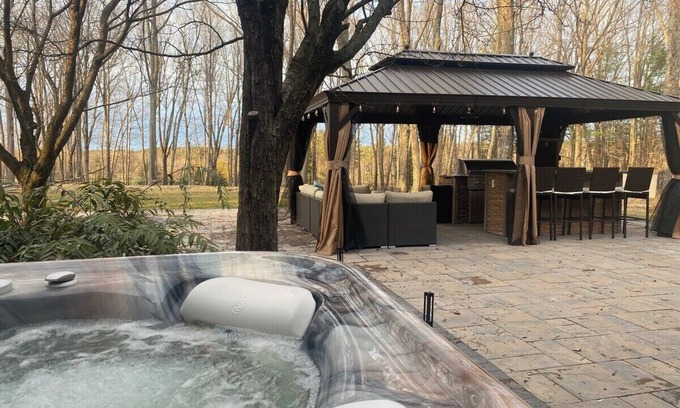 Stratham Chalet De Ski | New Years & Christmas Getaway - 10 Bedroom Mansion for Large Families Seeking Luxury Hottub, Theater