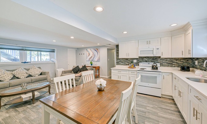 North Great River Appartement | New York Abode w/Pool & Patio, Near Times Square!