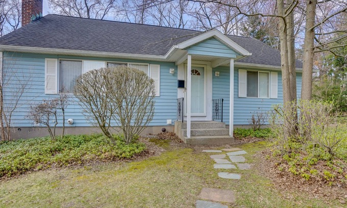 Newtonville Appartement | New York Vacation Rental ~ 7 Mi to Albany
