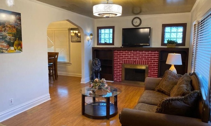 North Chicago Maison | New Your Home Away From Home! - Near Great Lakes Naval Base!!