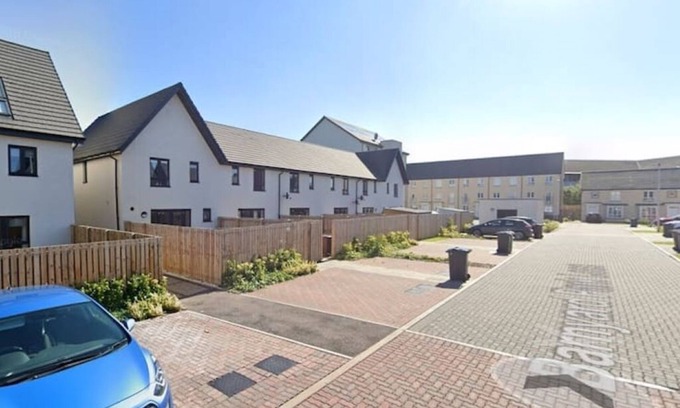 Longcroft Maison | Newbuild - 3 bedrooms, 2 baths,5 mins from airport