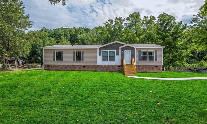 Gaffney Autre | New 3-bedroom country farmhouse with bold creek and new hot tub in Gaffney!