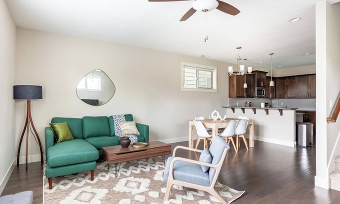 Oak Hills Maison | Newer 4 bedroom home. Close to Nike, Intel, hospitals & shopping.