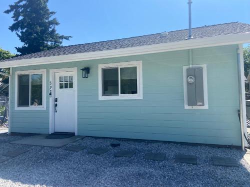 Weed Maison | Newer Cozy Guest Cottage with Saltwater Spa!